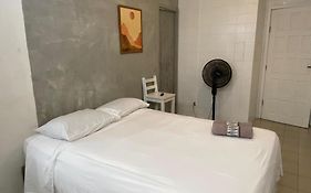 Quarto com banheiro e cozinha a 160 metros da Praia do Farol da Barra